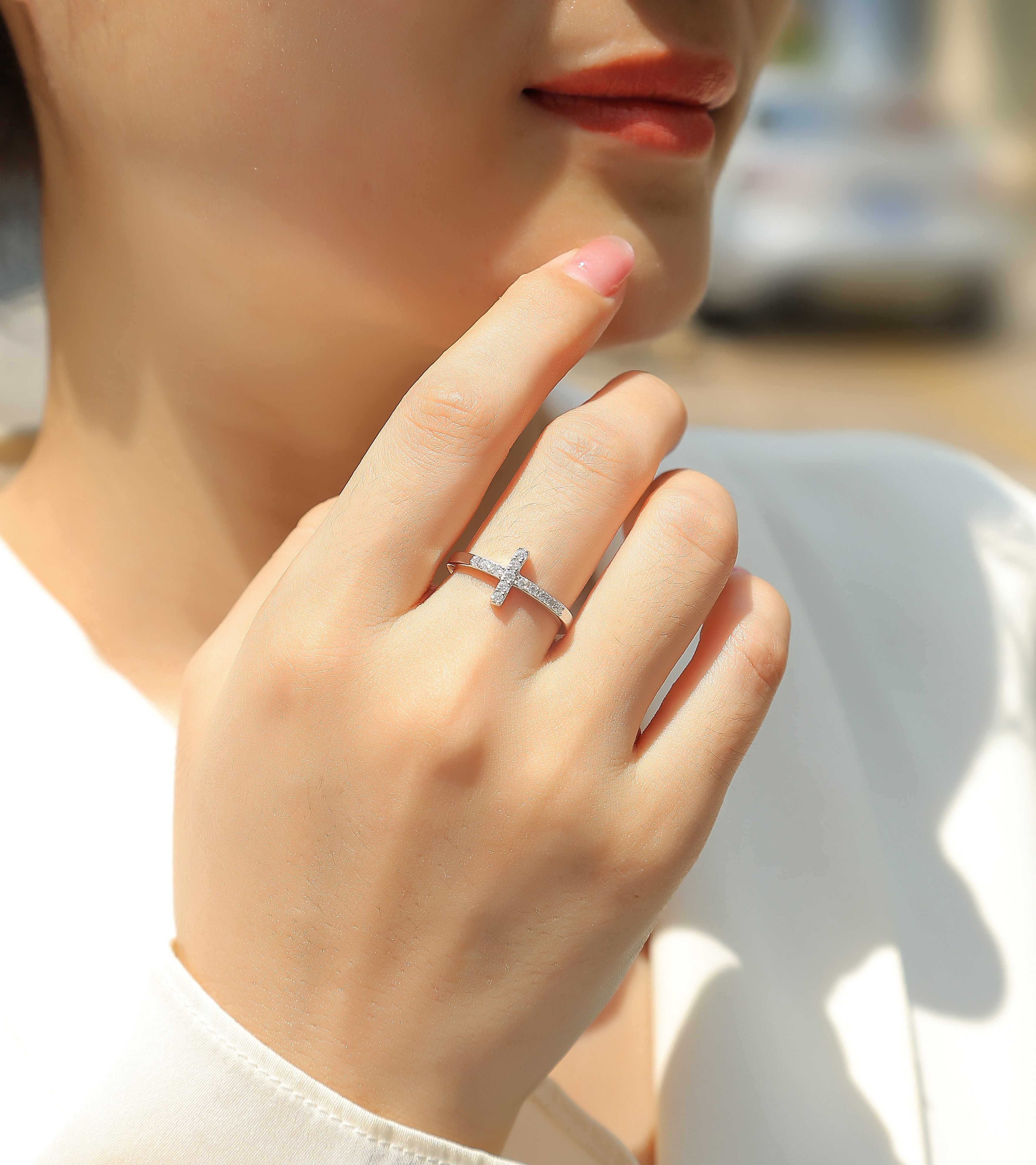 Holy Light Cross - A Fashionable And Luxurious Jewelry Piece With Moissanite S925 Sterling Silver And Platinum-plated Diamond